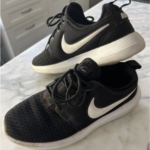Nike Women's shoe Roshe Two Black/White 844931-007 Size 5.5
